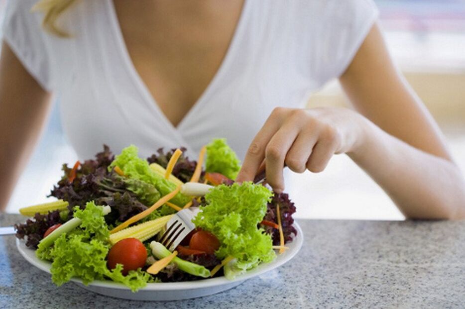 Bei Gastritis ist es notwendig, frisches Gemüse zugunsten von gedünstetem oder gekochtem Gemüse zu meiden. 