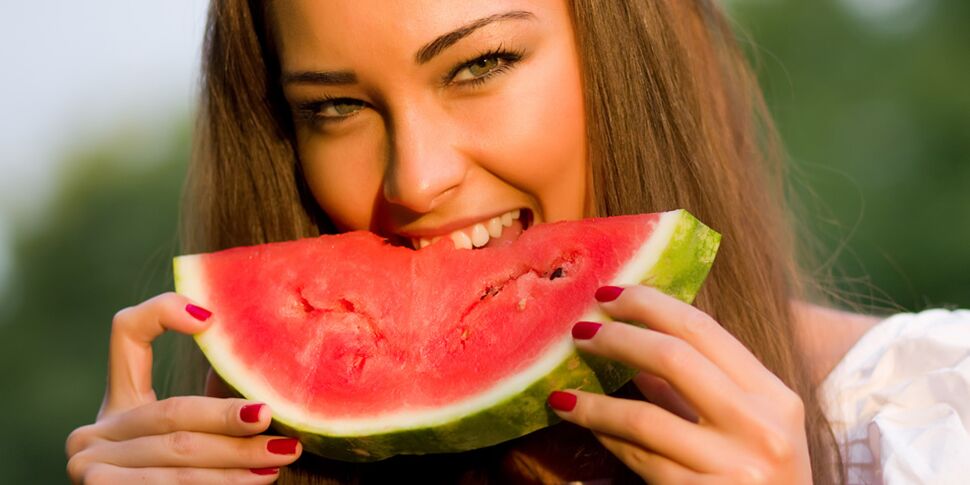 Ein Mädchen, das abnehmen möchte, folgt einer köstlichen Wassermelonendiät