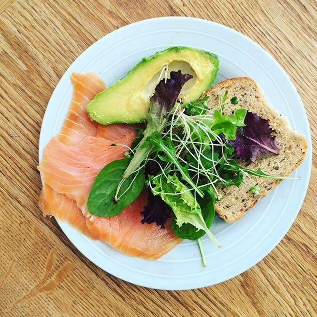 Roter Fisch mit Avocado und Brot